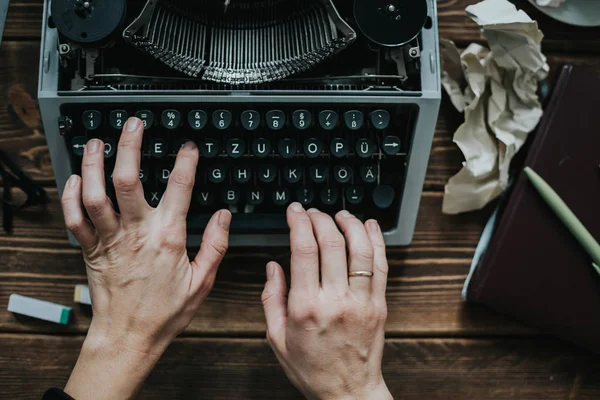 Escritor de digitação com máquina de escrita retro . — Fotografia de Stock