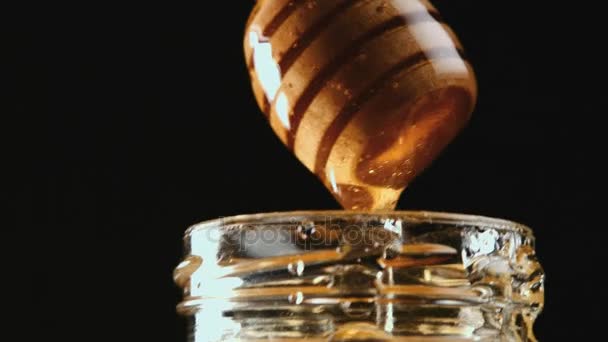 Miel palo saliendo del frasco — Vídeo de stock