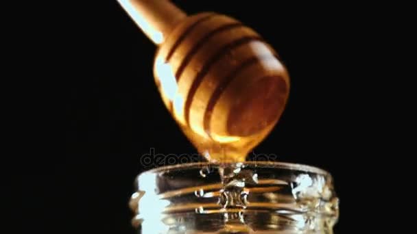 Miel palo saliendo del frasco — Vídeo de stock