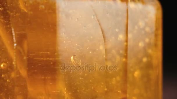 Primer plano de palo de miel en frasco — Vídeos de Stock