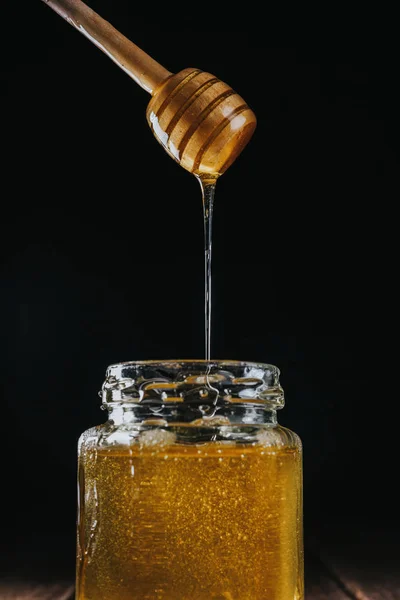 Személy lehajló méz-stick — Stock Fotó