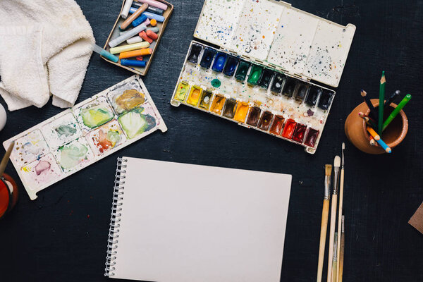 Свыше вид рабочего пространства художника
