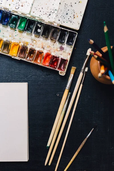 Crop view of watercolor palette and brushes — Stock Photo, Image