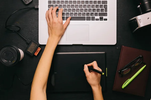 Von oben betrachtet funktioniert am Laptop — Stockfoto