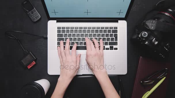 De acima mencionadas mãos de colheita trabalhando no laptop — Vídeo de Stock