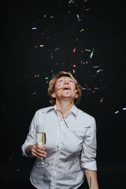 Konfeti şampanya ile neşeli erkek