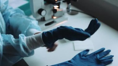 Laboratuvar örnekleri ile çalışan bilim adamı