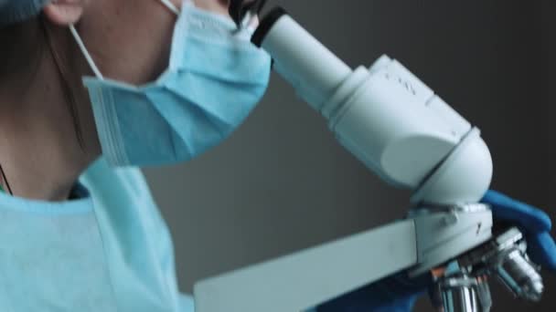 Cientista trabalhando em laboratório com microscópio — Vídeo de Stock