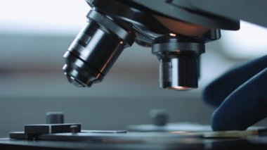 Mikroskop ve test örneği yakın çekim