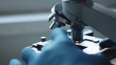 Mikroskop ve test örneği yakın çekim