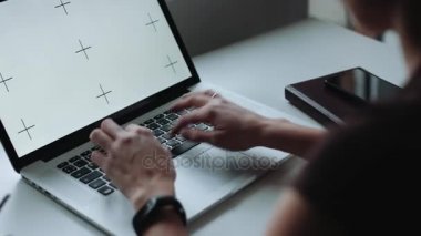 Dizüstü bilgisayarda çalışan bilim adamı arkadan görünüm