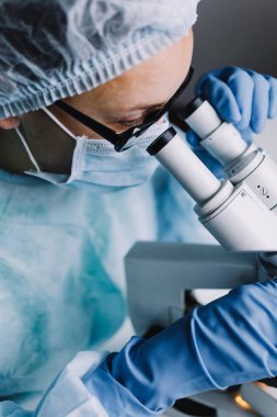 Mikroskop tek tip arıyor genç bilim adamı