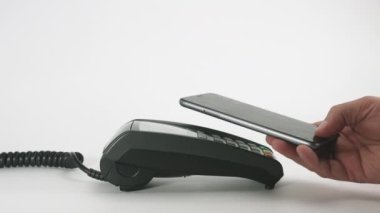 Kırpma erkek el smatrphone nfc ödeme ödeme terminal kullanın. Beyaz arka plan üzerinde atış yakın çekim