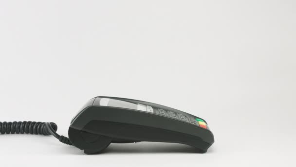 Récolte de mains féminines utilisent smatrphone nfc payer au terminal de paiement. Gros plan sur fond blanc 