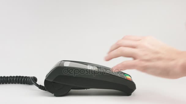 Dedo feminino digitar o código do pino no terminal de pagamento — Vídeo de Stock