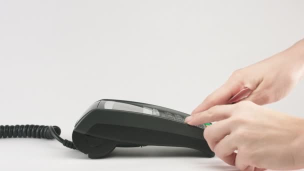 Les mains féminines balayent la carte de crédit au terminal de Pos .
