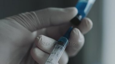 Doktor bir şırınga enjeksiyon için hazırlanıyor