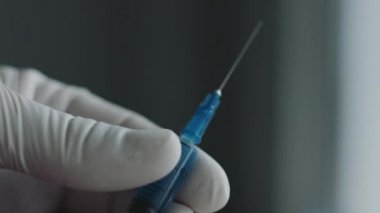 Doktor bir şırınga enjeksiyon için hazırlanıyor