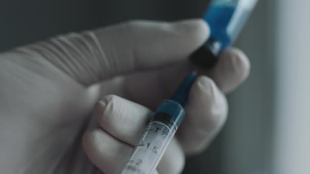 Dokter voorbereiding een spuit voor injectie — Stockvideo