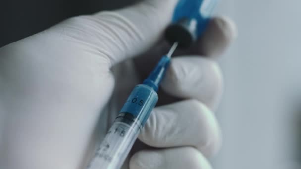 Médico que prepara uma seringa para injeção — Vídeo de Stock