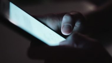 kadın manifatura smartphone cep telefonu ile yakın çekim