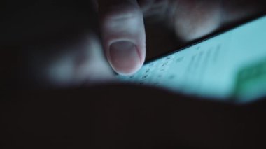 kadın manifatura smartphone cep telefonu ile yakın çekim
