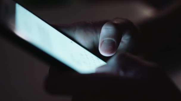 Крупним планом жіночий смс на смартфоні — стокове відео