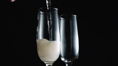 Şampanya kadehlerin dökme