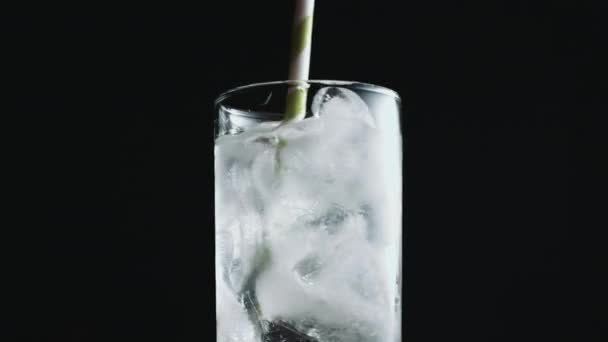 Le verre est versé avec de l'eau 