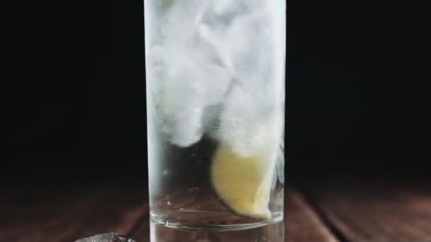 Glas is gegoten met water — Stockvideo