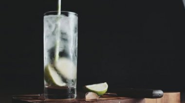 Cam su ile dökülür