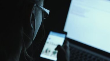 Masanın tarafından akşam erkek