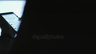 Masanın tarafından akşam erkek