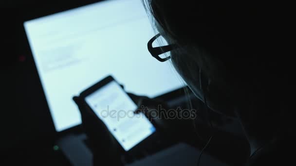 Femme assise à table le soir — Video