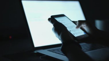 Masanın tarafından akşam erkek