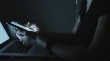 Akşamları Smartphone kullanarak erkek