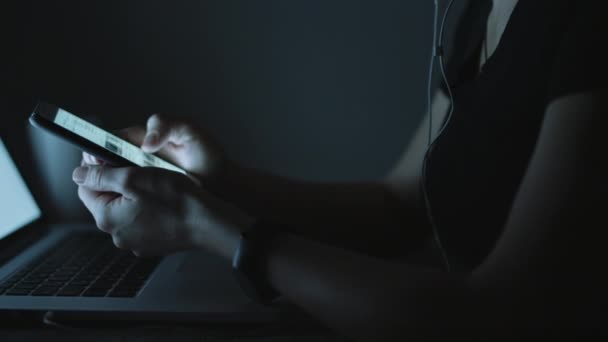 女性在晚上使用智能手机 — 图库视频影像