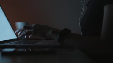 Akşamları dizüstü bilgisayarda yazarak erkek