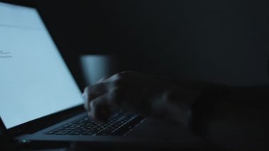 Tablo tarafından akşamları oturup yazmaya erkek