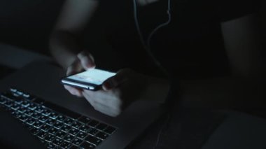 Masanın tarafından akşam erkek