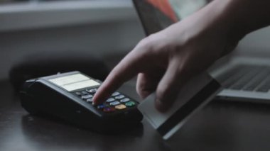 Adam kredi kartı terminal ofiste kullanır..