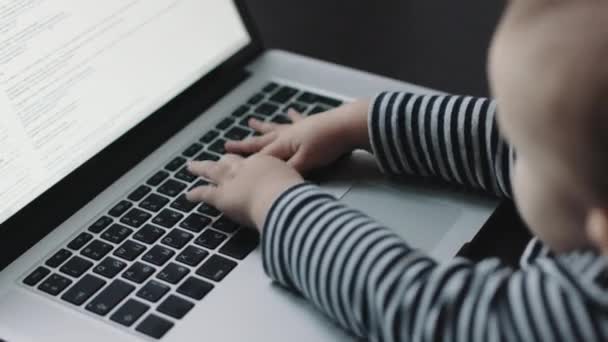 Дитяча рука торкається клавіатури ноутбука — стокове відео