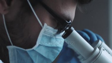 Bilim adamı göz görünümünü kapat