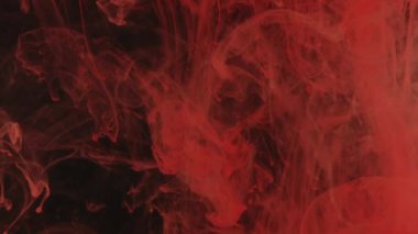 Kırmızı boya suya düşer