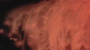 Kırmızı boya suya düşer