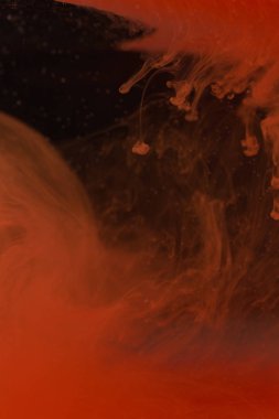 Kırmızı boya suya düşer