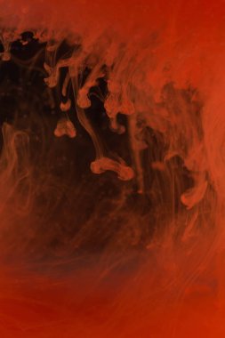 Kırmızı boya suya düşer