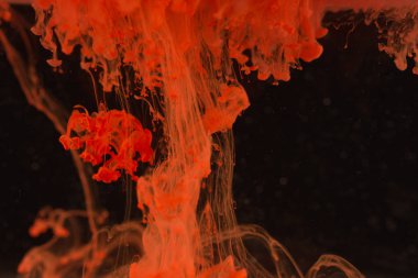 Kırmızı boya suya düşer