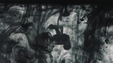 Siyah boya suya düşer