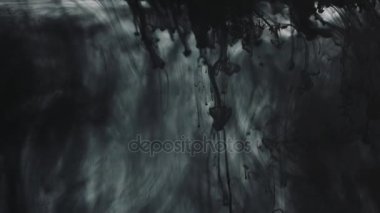 Siyah boya suya düşer